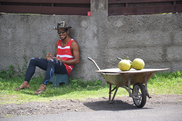 Vendeur de 'maiore' (fruit de l'arbre à pain) au bord de la route, une scène du quotidien à Tahiti © VD/PT Sept. 2016.