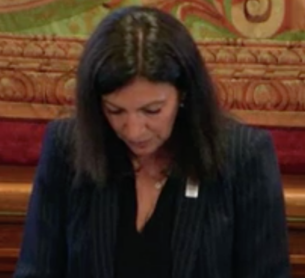 Anne Hialdgo lance la minute de silence.