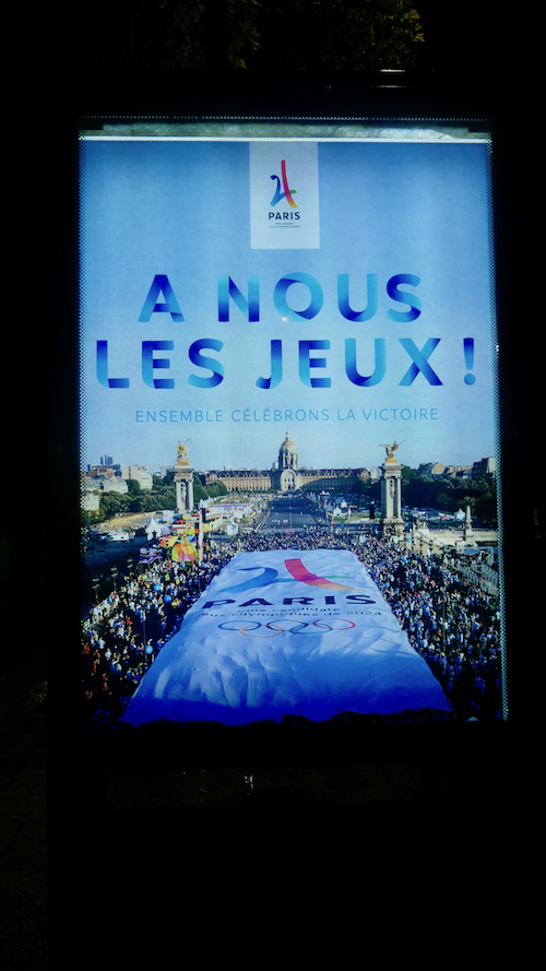 JC Decaux, partenaire de Paris 2024, affiche les résultats dès le 13 septembre 2017 dans les rues de Paris © VD