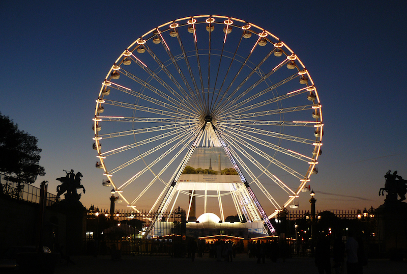 La précédente grande roue de Paris par Marie de Bueil sous licence CC - Une affiche centrale fait la promotion du rugby avec le logo de la Mairie de Paris.