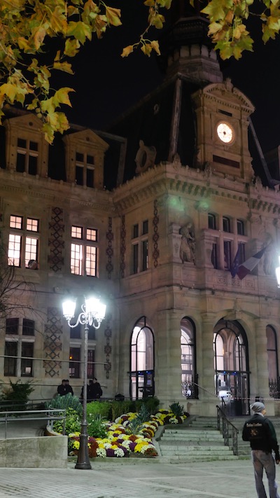 La mairie du 12e arrondissement est protégée par 10 fourgons de police et CRS le soir du vote du voeu © VD / PT