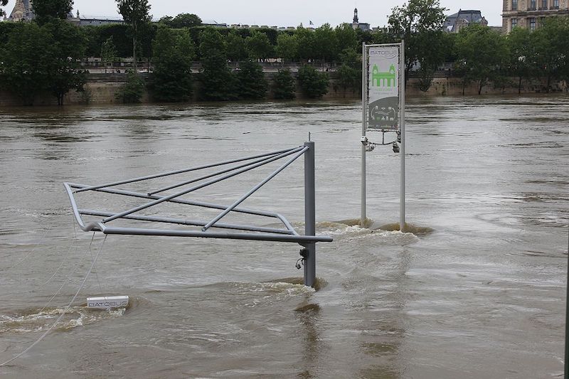 Crue de la Seine 2016 Arrêt du Batobus noyé © Djielle CC BY-SA