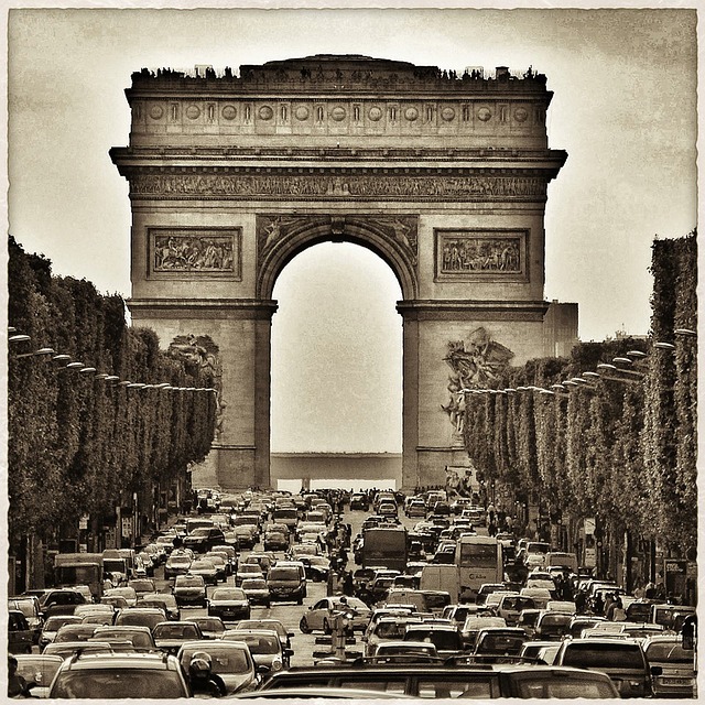 L'avenue des Champs-Elysées avec des voitures © DR