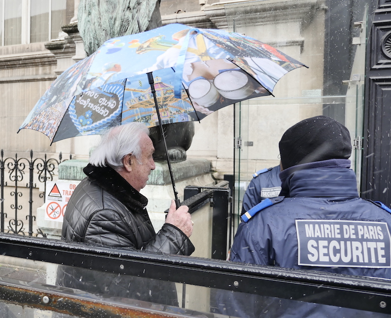 Après une fin de matinée dans les tribunes pour le public au conseil de Paris, Marcel Campion revient à l'Hôtel de Ville pour l'après-midi © VD / PT