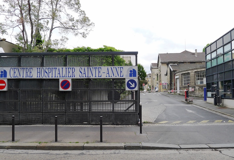 L'Hôpital Sainte Anne, entrée par la rue Broussais dans le 14e arrondissement de Paris © Mbzt CC-BY SA 3.0.