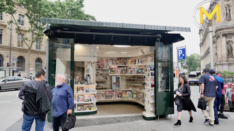L'image du jour : un kiosque à journaux tout neuf devant l'Hôtel de Ville