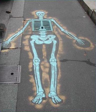 Graffiti au sol d'un squelette humain sur une bouche de chaleur - auteur inconnu