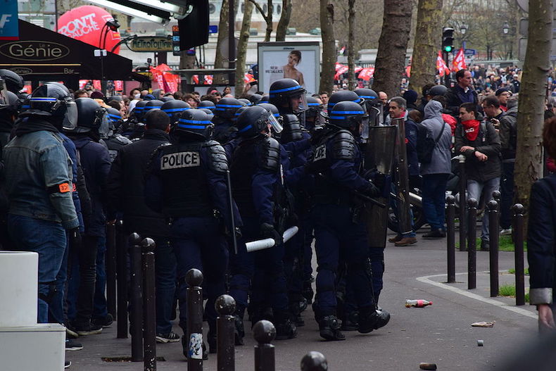 Manifestation contre la loi Travail du 9 avril 2016. Policiers de la compagnie d'intervention. Photo prise sur le boulevard Beaumarchais © Jules 78120 sous CC BY-SA 4.0