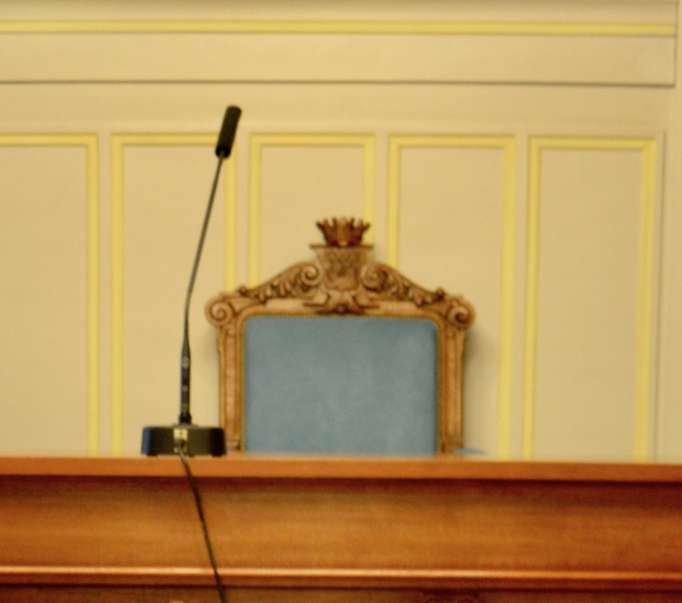 Le fauteuil du maire du 6e arrondissement de Paris dans la salle des mariages © VD/PT