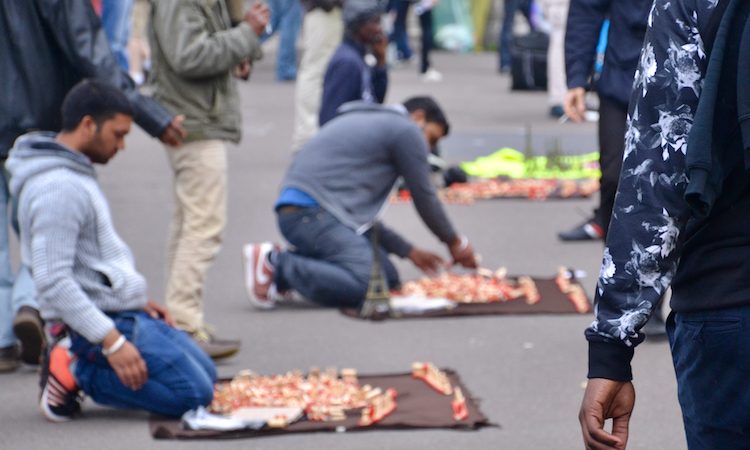 Vendeurs à la sauvette VAS dans le square Louise Michel à Montmartre lorsqu'aucun Agent d'Accueil et de Sécurité des parcs et jardins n'est présent © VD/PT