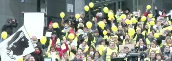 Des Femmes en Gilet Jaune manifestent avec un bonnet phrygien à Paris