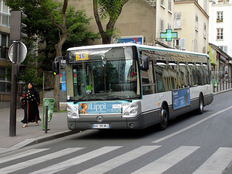 Un Irisbus Citelis assurant la ligne de bus RATP 96, rue de Menilmontant dans le 20e arrondissement de Paris - 2009 © Clicsouris BY-SA CC 3.0