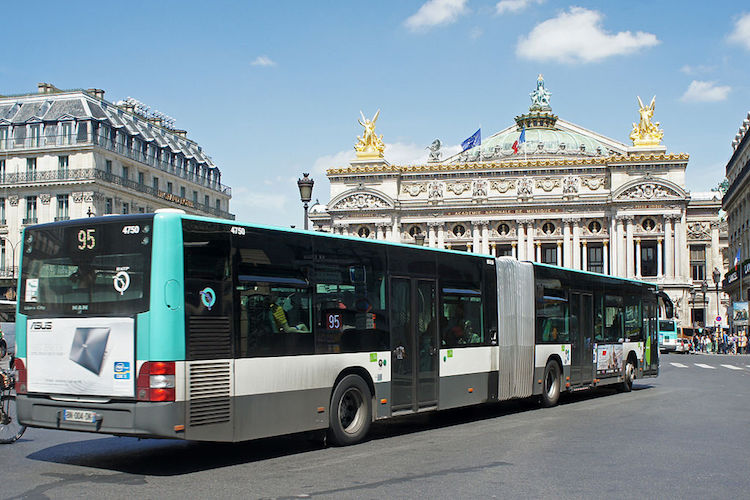 Autobus articulé près du Palais Garnier Rendez-vous amoureux - 2012 © Mariordo (Mario Roberto Duran Ortiz) CC-BY SA 3.0