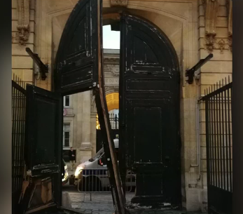 La porte du ministère de Benjamin Griveaux attaquée par des Gilets Jaunes © DR