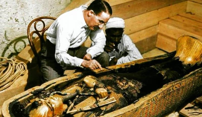 Découverts dans sa tombe dans un état presque immaculé en 1922, des restes du corps momifié du jeune pharaon sont toujours dans son sarcophage, 3400 ans après sa mort © DR