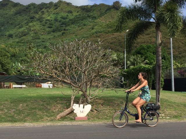 En vélo à Moorea, une île à 17 km de Tahiti © DR
