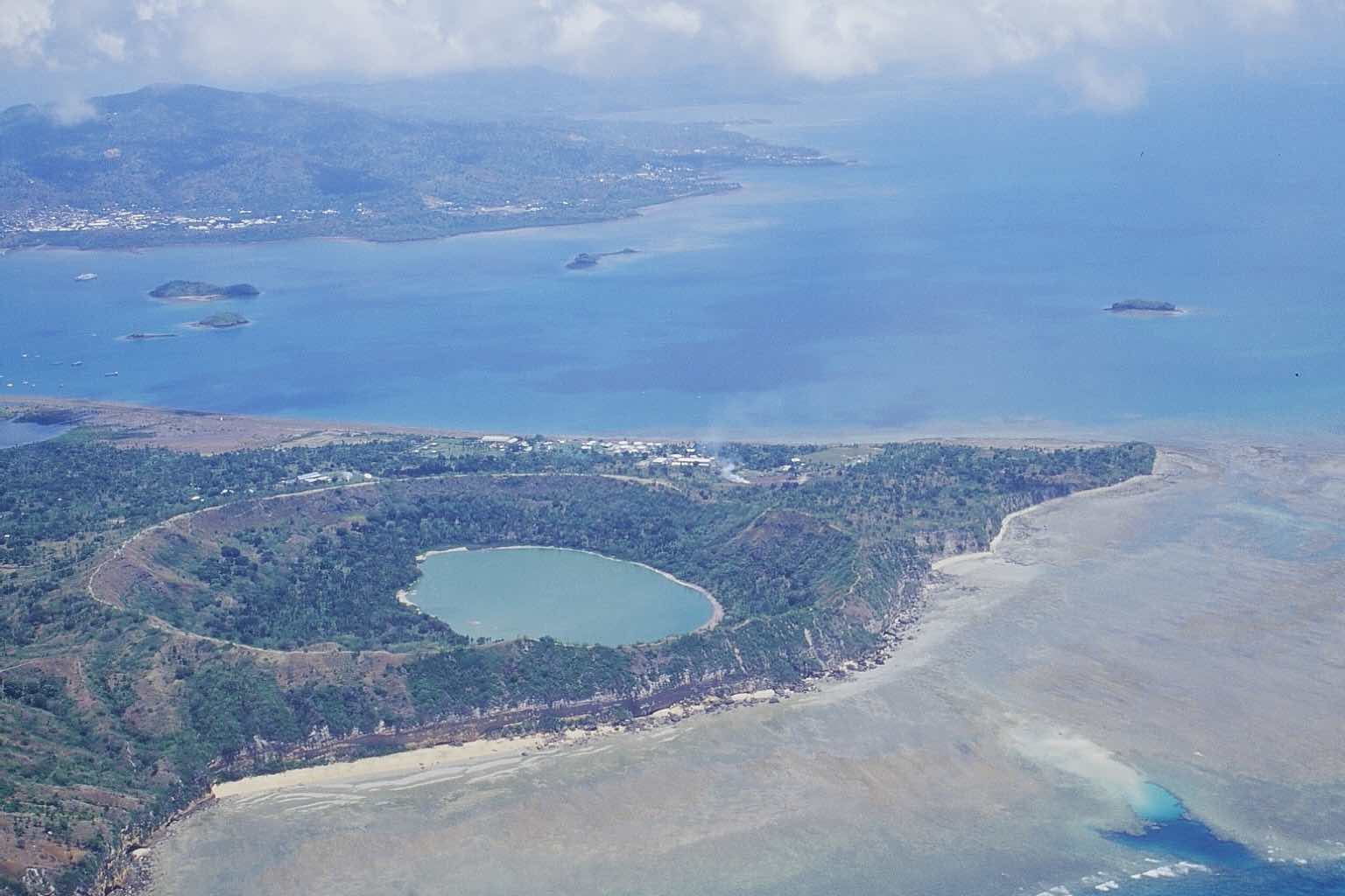 Le lac Dziani est le vestige d'un des derniers cratères volcaniques de Mayotte (éteint il y a environ 500 000 ans). C'est à son pied, à une cinquantaine de kilomètres du rivage et 3,5 km de profondeur, qu'est apparu le nouveau volcan sous-marin début 2019, responsable de nombreux séismes depuis mai 2018 © Franck Bouttemy http://www.geodiversite.net/auteur197 © CC-BY SA 3.0