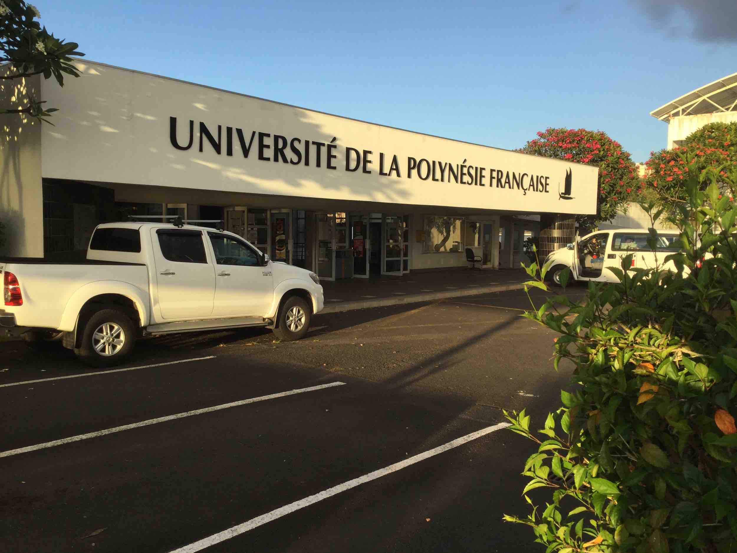 Cliquer sur la photo pour l'agrandir - Entrée principal de l'Université du Pacifique à Tahiti © VD/RGIP.