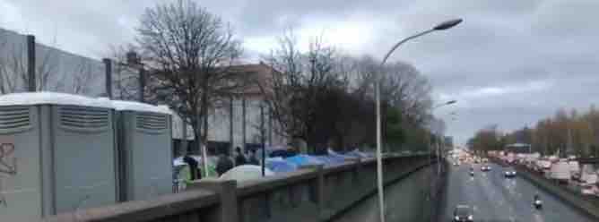 L'un des campements de migrants non évacué à la Porte d'Aubervilliers © TC/PT