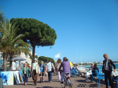 Cannes : sur la Croisette, les piétons se rebiffent - Crédit : Les droits du piéton.