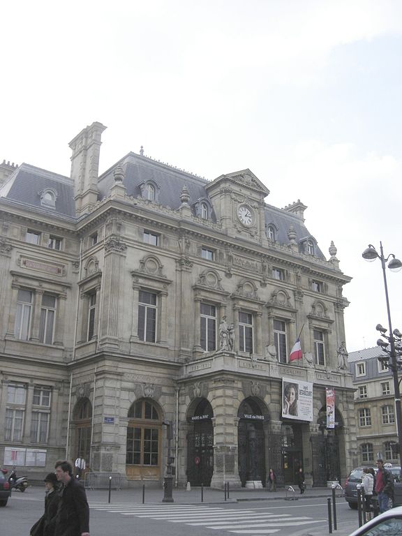 Mairie du 18ème arrondissement retouchée par Theofilo à partir d'un travail de © Gérard Janot sous licence creative commons.