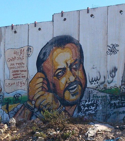 Portrait de Marouane Barghouti peint sur ​​le mur de séparation Israélien à Kalandia le point de passage entre Jérusalem et Ramallah © Ben Siesta sous licence commons creatives