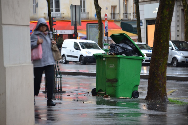 Les poubelles commencent à s'entasser dans les rues du 6e arrondissement © VD PT.