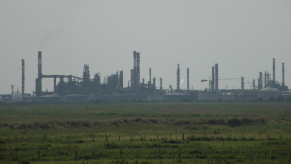 La raffinerie de Donges vue depuis les marais de Lavau-sur-Loire © Pymouss sous licence GFDL