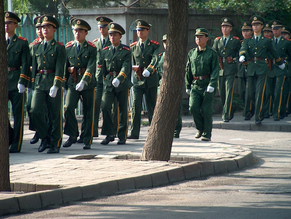 Image de rue à Pékin, presque comme à Paris : soldats chinois dans les rues de Pékin © RD Paris Tribune.
