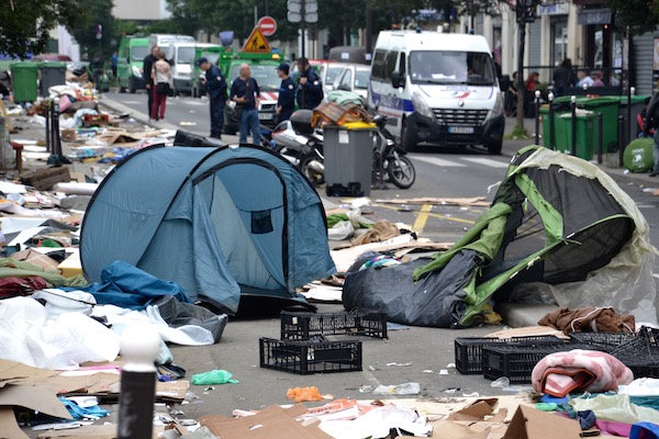 Evacuation d'un campement sauvage installé irrégulièrement sur la voie publique le 6 juin 2016 à Paris, Jardins d'Eole © VD Paris Tribune.
