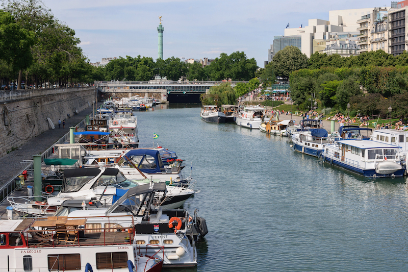 Le Bassin de l'Arsenal à Paris en bordure de la Place de la Bastille © Myrabella sous licence Wikimedia Commons.