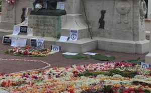 Une couronne d'1,5 km de fleurs en hommage aux victimes des attentats à Paris