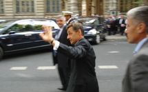Petit bain de foule de Nicolas Sarkozy à la Préfecture de Police