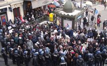 Rassemblement à la Mairie de Paris des travailleurs grévistes sans-papiers expulsés du 6ème 