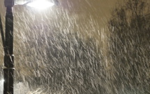 Paris : un début de printemps sous la neige et la pluie