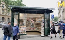 L'image du jour : un kiosque à journaux tout neuf devant l'Hôtel de Ville