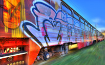 Un train de banlieue entièrement tagué