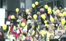 Des Femmes en Gilet Jaune manifestent avec un bonnet phrygien à Paris
