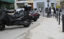 Chaussée rétrécie pour les voitures et trottoirs élargis pour les motos ?