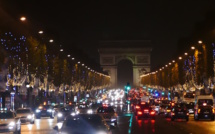 Les Champs Elysées s'illuminent et s'associent au deuil des Parisiens