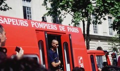 TdP (c) : Les sapeurs pompiers de Paris sont intrigués par la foule 
