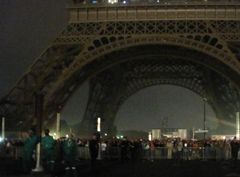 Le public admire le feu d'artifice du 14 juillet 2011 à Paris