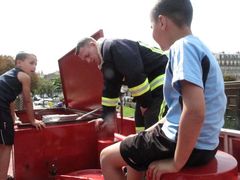 Le sapeur-pompier explique aux enfants le métier