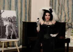 Miss Anne Thropy, marraine du projet "Paris, ma jolie" ouvre le bal avec son hommage à Mae West... crédits : Landry Noblet