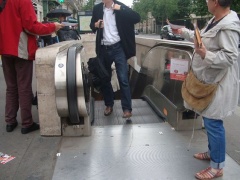 Stand up : Axel Kahn en campagne dans la 2e circonscription de Paris pour les législatives 2012