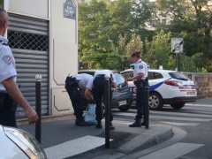 20h11 le 9 août 2012 Les policiers ramassent des sacs pièces à conviction