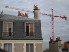 Grue du chantier Laennec au milieu des toits de Paris