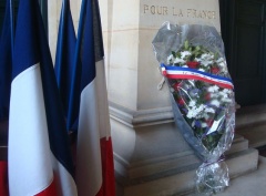 Gerbe de fleurs du maire du 6e arrondissement  
