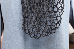 Sac à provision en crochet et robe en laine des années 1970 - slow fashion