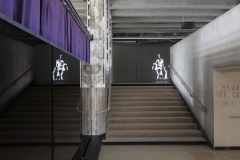 Anne Imhof, Natures Mortes (2021), vue d’exposition, Palais de Tokyo, Paris.